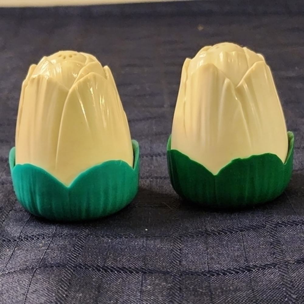 Vintage Jaydon Plastic White Tulip Salt and Pepper Shakers
